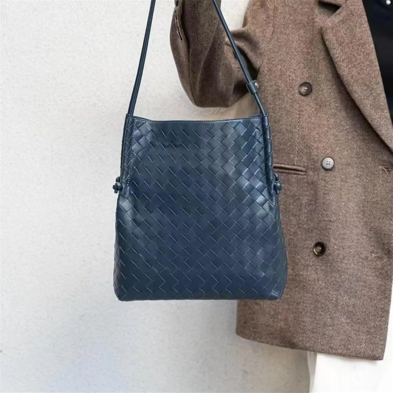 Woven Large Leather Shoulder Bag Large Capacity Tote Bag Genuine Leather Bucket Bag Armpit Bag(A)